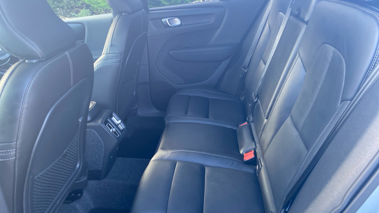 Volvo XC40 2.0 B4P Ultra Dark 5dr Auto Petrol Estate